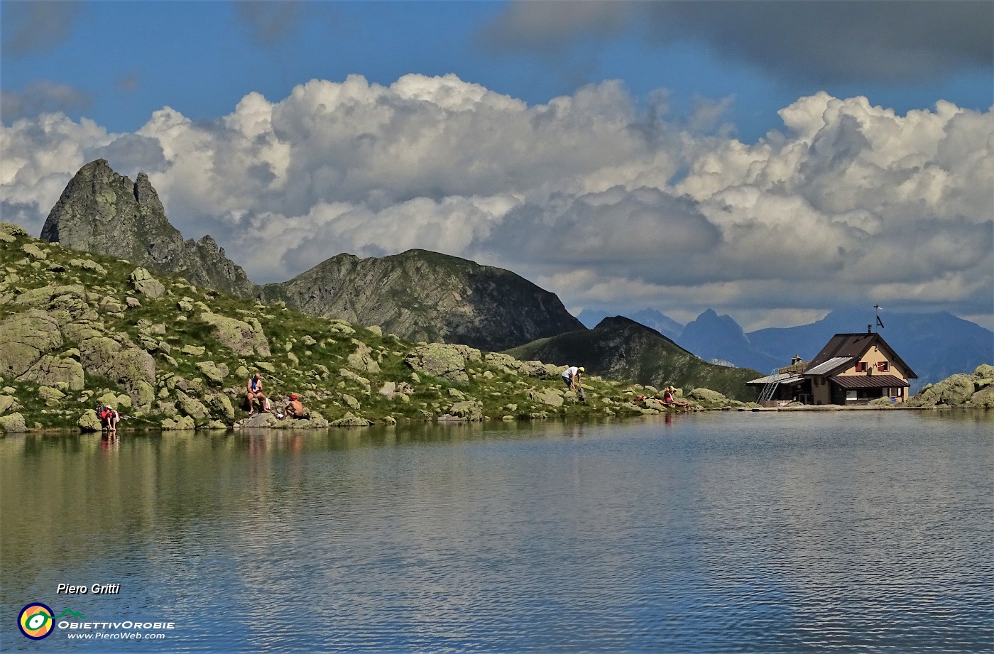 66 Dal Lago Piazzotti spunta il Rif. Benigni a dx e il Valletto a sx.JPG